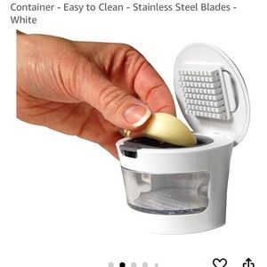 White Garlic Press with Stainless Steel Blades